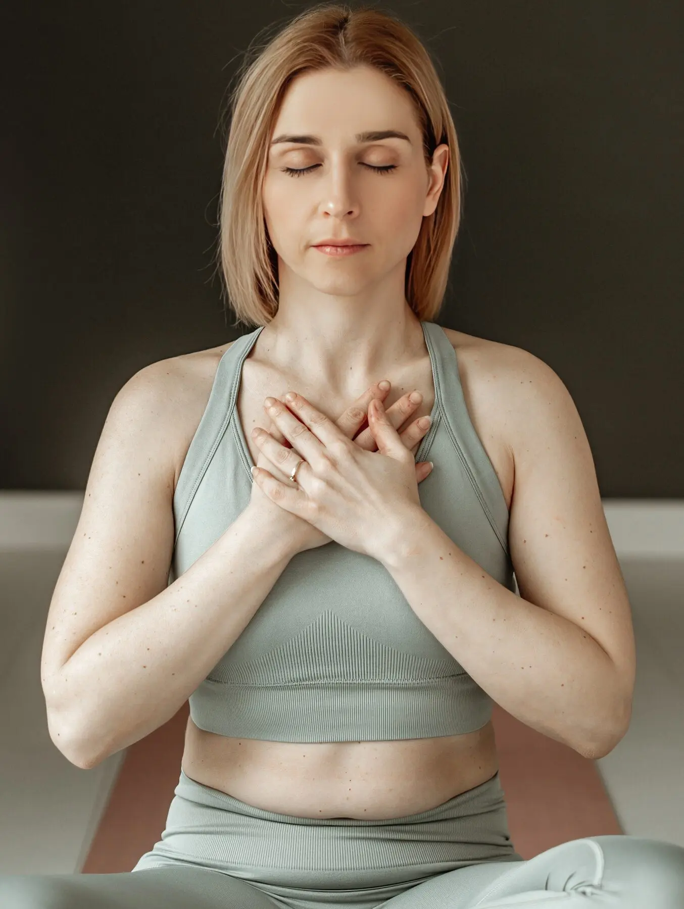 SOMA Breath (energizáló meditáció) — ülő testtartás, kezek a szíven